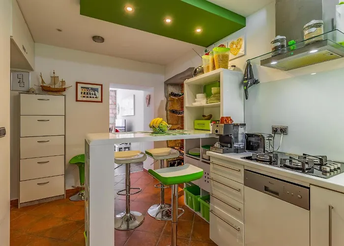 Apartament Beautiful In With Wifi Pula